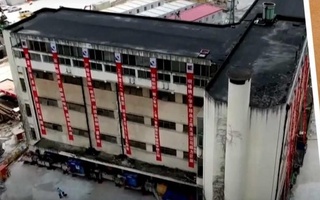 Шанхайда эски бино янги жойига ўзи «юриб борди»