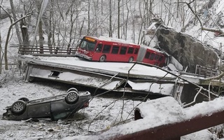 Niderlandiyada qurilayotgan ko'prik qulab tushdi