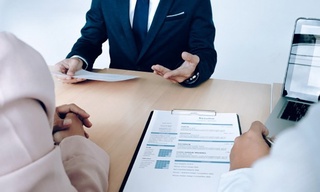 Қайси ОТМларнинг энг кўп битирувчиси очиқ танлов орқали давлат хизматига қабул қилинди?