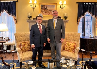 O‘zbekiston elchisi AQSHning Indiana shtati gubernatori bilan uchrashdi