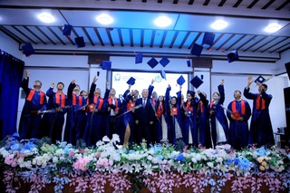 Bitiruvchilarga diplomlar topshirildi