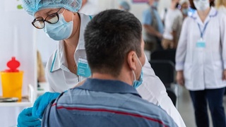 Москвада меҳнат мигрантларини коронавирусга қарши эмлаш бошланди