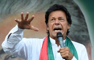 Покистоннинг собиқ бош вазири Имрон Хон террорчиликда айбланмоқда