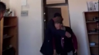 Oʻqituvchiga tarsaki tushirgan buviga nisbatan sudga daʼvo arizasi kiritiladi