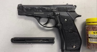 "Тошкент" халқаро аэропорти"да Ўзбекистонга ўқотар қурол олиб кирмоқчи бўлган фуқаро ушланди