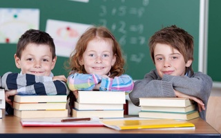 Мактаббачагон аз рӯи китобҳои дарсии Кембриҷ забони англисӣ ва информатикаро меомӯзанд