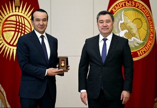 Садыр Жапаров наградил министра культуры Узбекистана Озодбека Назарбекова почётным званием "Народный артист Кыргызской Республики"