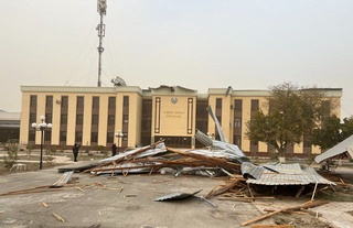 Бухорода қум бўрони биноларга ҳам шикаст етказди