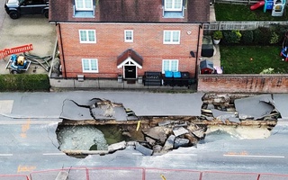 В английской деревне эвакуировали жителей из-за гигантской воронки