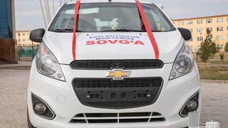 «Энг китобхон мактаб» лойиҳаси ғолибига автомашина совға қилинди