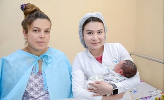 Поликлиника шифокори автомобилда шошилинч туғуруқни амалга оширди