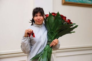 Фарғона вилояти ҳокими Одинахон Ҳамдамовага уй совға қилди