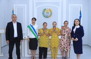 Хоразмда бир оиладан уч кишига туғилганлик ҳақидаги гувоҳномалар топширилди