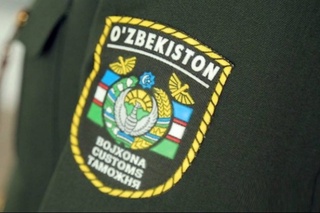 Sug‘urta kompaniyasi bilan 145 mlrd so‘mni o‘zlashtirmoqchi bo‘lgan bojxona xodimi hibsga olindi