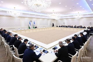 Президент айрим вазир ва ҳокимларни танқид қилди