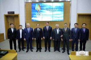 Хушбоқ Раҳимов ҳәм Тиан Шучун "Дўстлик" ордени менен сыйлықланды