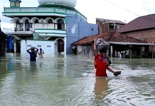 Индонезия: сув тошқини Ява оролида 250 минг аҳолининг уйларига зарар етказди
