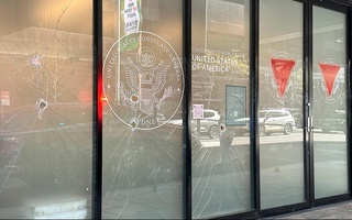 Номаълум эркак АҚШнинг Сиднейдаги бош консуллиги биноси ойналарини синдирди