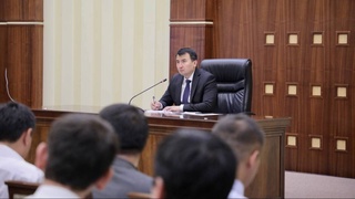 Вазири ВССХ бо соҳибкорон масъалаҳои мубрами соҳаи нақлиёт ва логистикаро баррасӣ кард