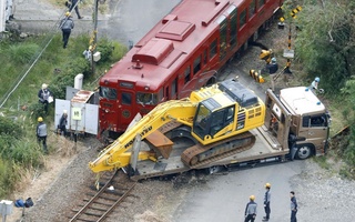 Япония: темир йўл кесишмасида йўловчи поезди юк машинаси билан тўқнашиб кетди