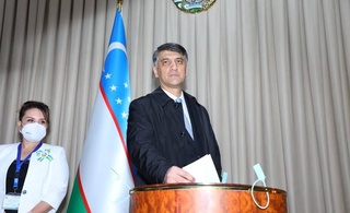 Президенттікке кандидат Алишер Қодиров  әйелімен бірге сайлауда дауыс берді