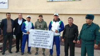 Андижондан Мўйноққача пиёда бораётган йигитлар Жиззах вилоятида