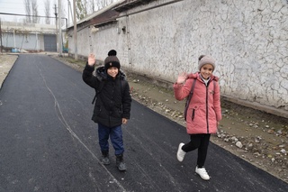 30 йилдан бери одамларни қийнаб келаётган чанг ва лой кўчалар асфальт қилинди