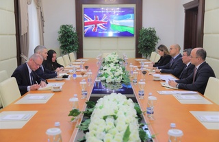 Адлия вазири Буюк Британия элчиси билан учрашди