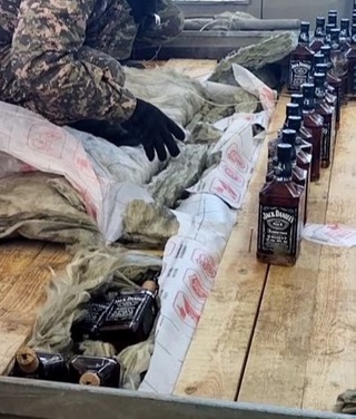 Ёғоч тахталар остига яширилган алкоголь маҳсулотлари фош бўлди