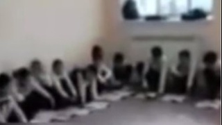 Yakkabogʻdagi maktabda bolalar polga oʻtirib dars oʻtishiga qarindosh oʻqituvchilar va direktor oʻrtasidagi kelishmovchilik sabab boʻlgan — vazir