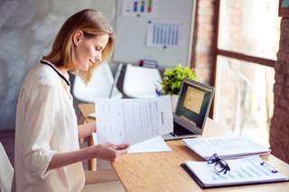 Ұзартылған демалыс кезінде балалардың жұмыс істейтін ата-аналарына  қандай жеңілдіктер мен кепілдіктер беріледі?