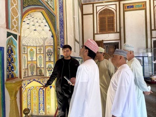 Намояндагони ширкатҳои сайёҳӣ ва блогерҳои Султонати Уммон бо имконоти сайёҳии Ӯзбекистон шинос шуданд