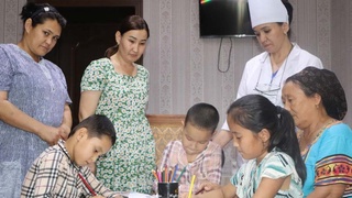 Помогают делом и словом