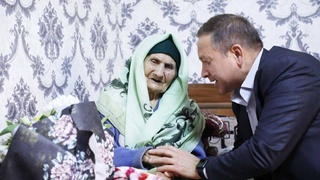 Руководитель Навоийской области поздравил долгожительниц с Международным женским днем