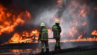 На крупнейшем НПЗ в Индонезии продолжается сильный пожар