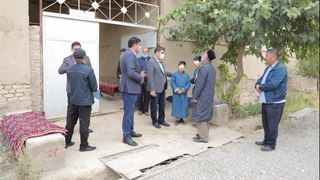 Ҳоким Наманган шаҳрида ўзини ёқиб юборган аёл хонадонига борди