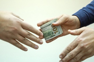 3 та вилоятда ноқонуний валюта айирбошлаш билан шуғулланиб келган шахслар ушланди