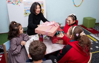 Саида Мирзиёева елимизде даўаланып атырған палестиналы балалардан хабар алып, Президенттиң сәлемин жеткерди