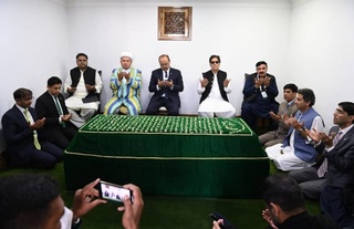 Покистон Бош вазири Имом Бухорий мажмуасини зиёрат қилди