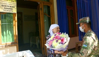Ҳарбий хизматчилар қаҳрамон хонадонида бўлди