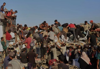 В секторе Газа 20 человек погибли при опрокидывании грузовика с гумпомощью