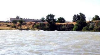 Дарёда қолиб кетган болалар қутқарилди