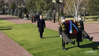 Возложены цветы к подножию памятника Исламу Каримову