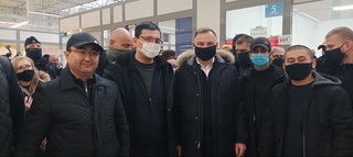 Польша Президенти Ўзбекистон фуқаролари бўлиб турган ҳудудга келди ва самимий суҳбатлашди