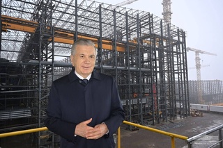 The President visits the construction of a large complex at the Almalyk plant