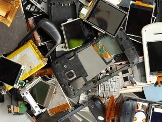 Хитойда мактаб ўқувчиларининг телефонлари болға билан уриб синдирилди