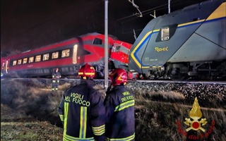 Италияда иккита поезд тўқнашиб кетди