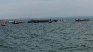На озере в Зимбабве перегруженный паром перевернулся, погибли 15 человек