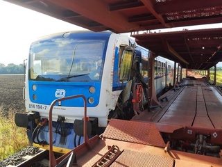 Чехияда йўловчи ва юк поездлари тўқнашиб кетди