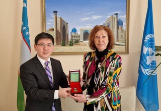 Посол Узбекистана вручил Ренате Винтер нагрудный знак «За защиту прав человека»
